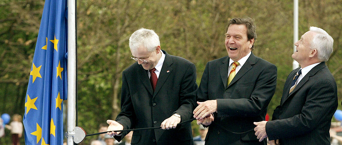 German Chancellor Gerhard Schroeder (C) and his counterparts from the Czech Republic Prime Minister Vladimir Spidla (L) and the Polish Prime Minister Leszek Miller Reuters