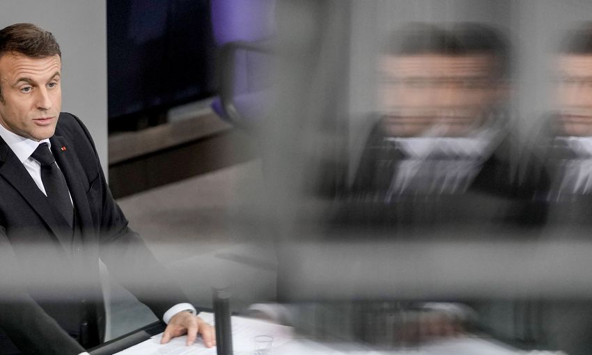 Kamikaze Macron